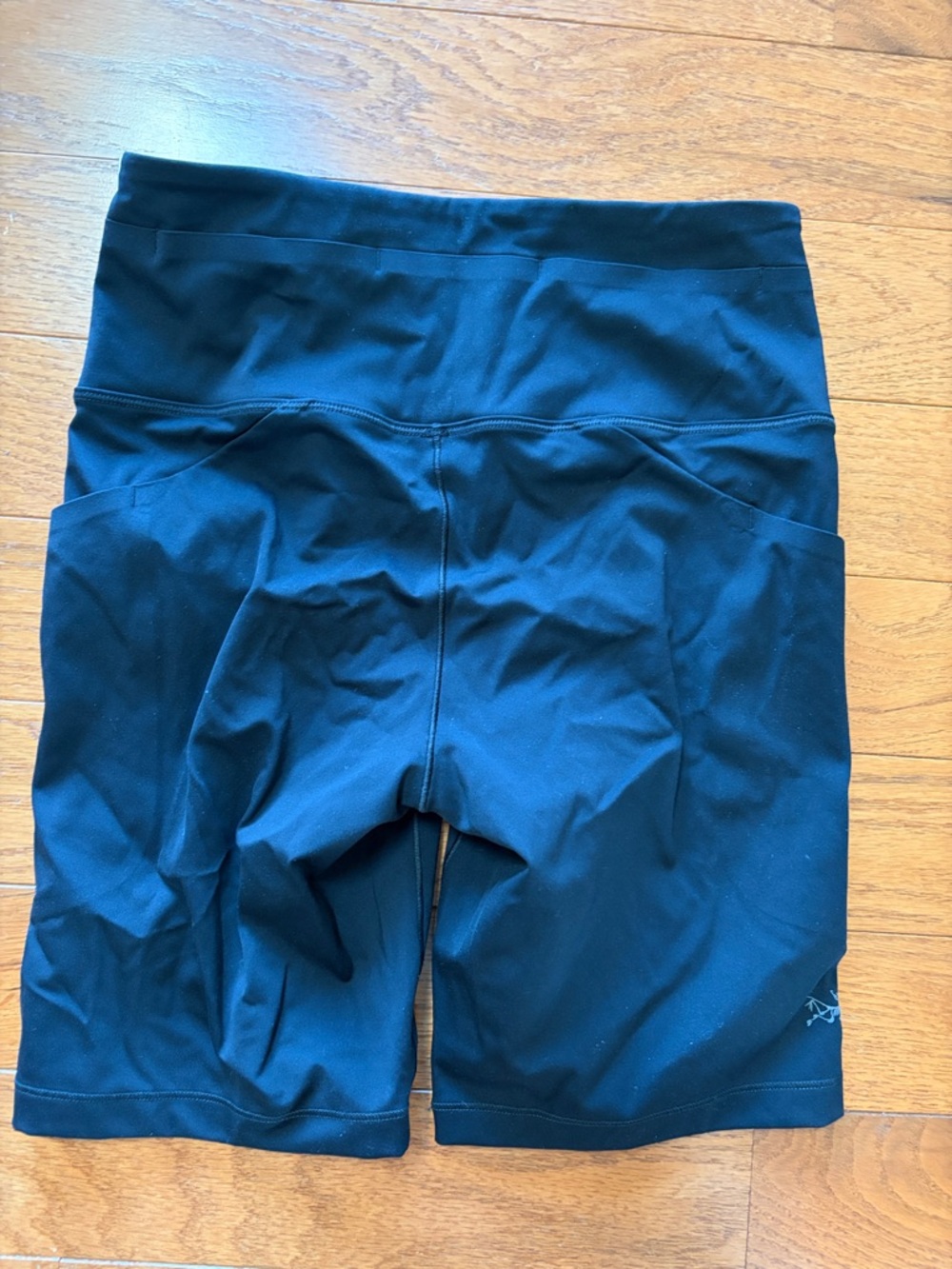 Arcteryx Essent 8” shorts - Picture 2 of 4